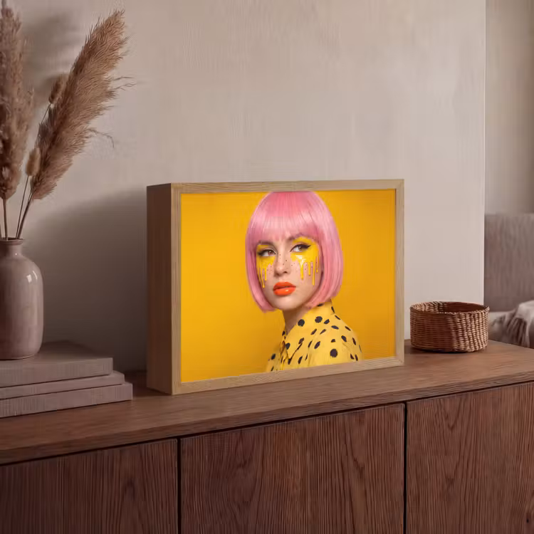 Vrouw - Portret - Abstract - Kleurrijk - Geel Light Box met batterij (Wandlamp) middel -sfeer2