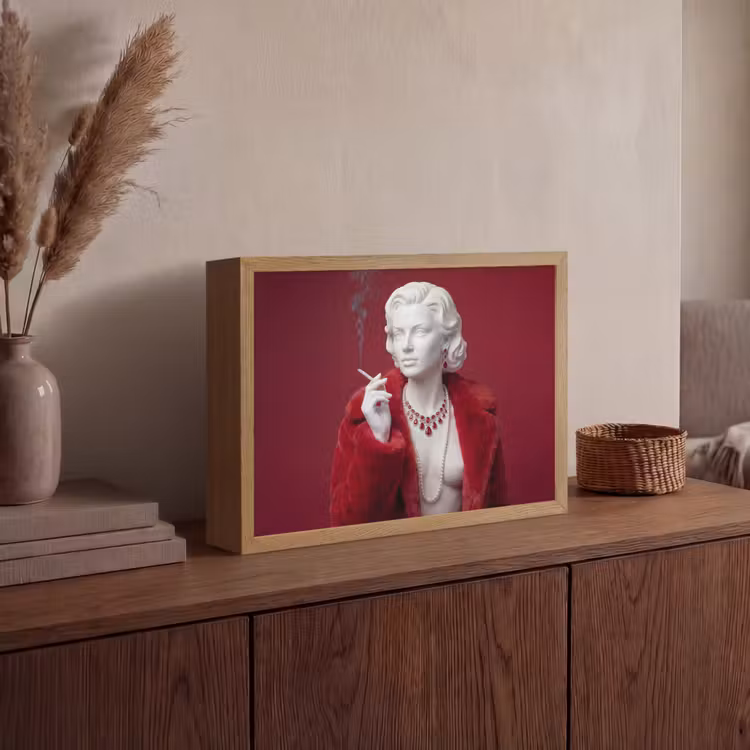 Vrouw - Bontjas - Mode - Klassiek - Rood Light Box met batterij (Wandlamp) middel -sfeer2