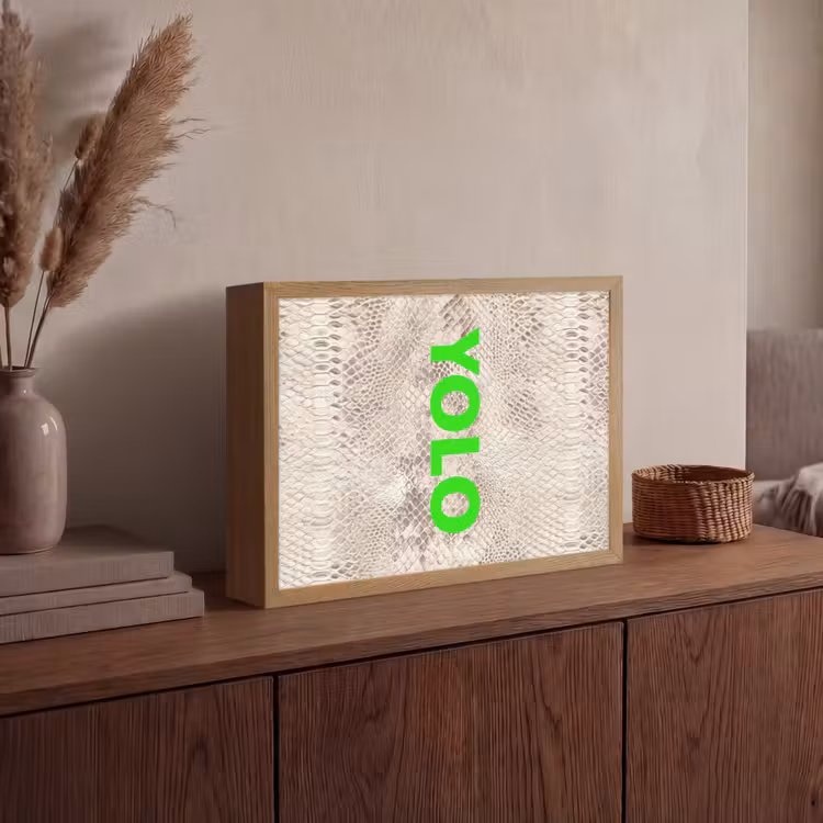 YOLO - Groen - Neon - Slangenprnt Light Box met batterij (Wandlamp) middel -sfeer2