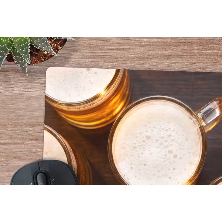 Bier - Glazen - Schuim - Hout - Drank muismat rubber klein -closeup