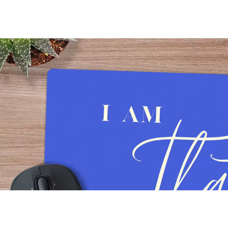 Blauw - I am that woman - Sierlijk - Minimalistisch muismat rubber klein -closeup