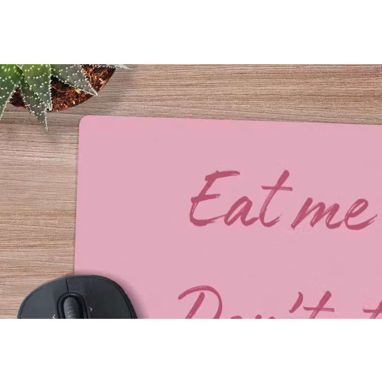 Eat me out don't stress me out - Roze - Handgeschreven muismat rubber klein -closeup