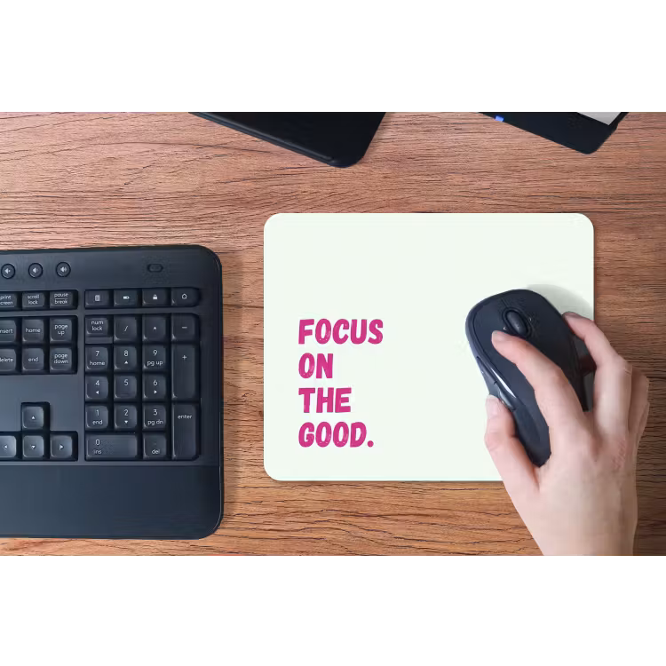 Focus on the good - Beige - Roze muismat rubber klein -toetsenbord