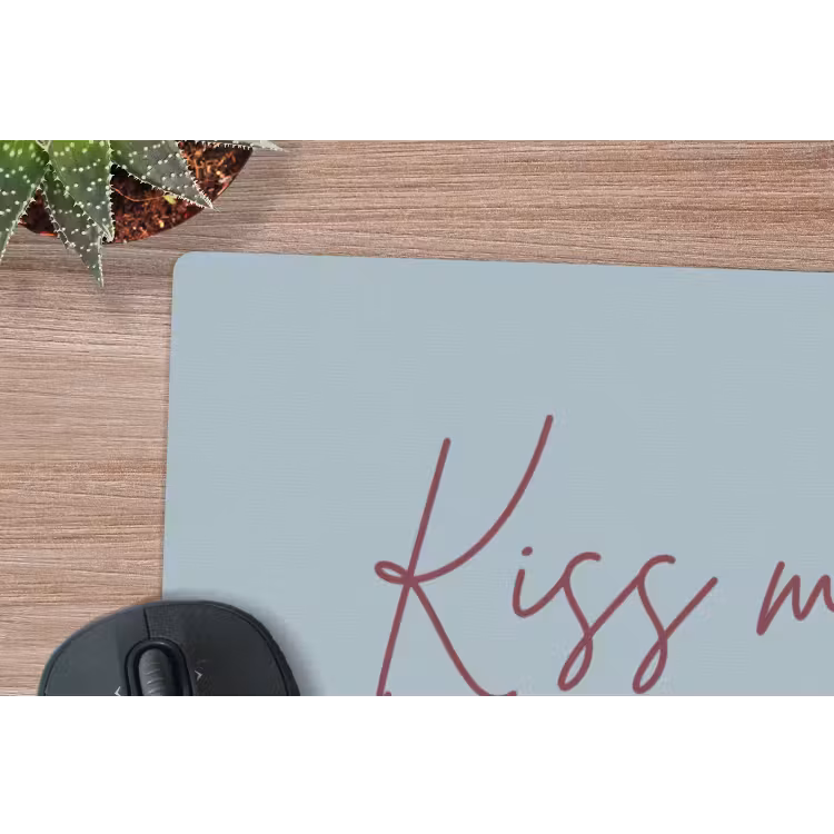 Kiss my ass - Lip - Blauw muismat rubber klein -closeup