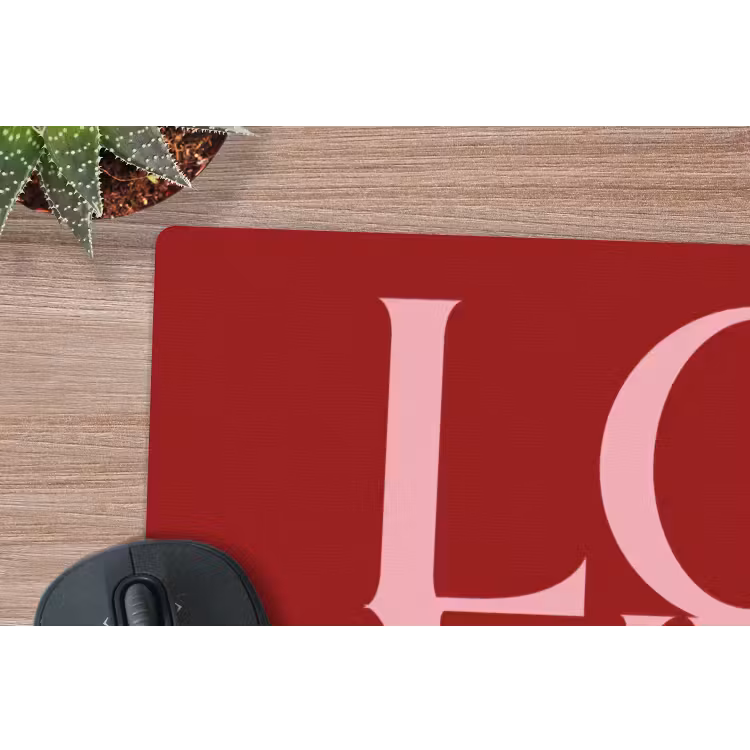 Love - Rood - Hatjes muismat rubber klein -closeup