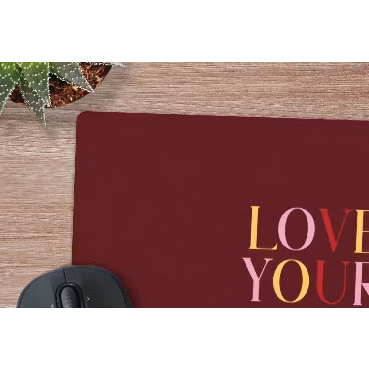 Love your damn self - Kleurrijk - Bordeaux muismat rubber klein -closeup