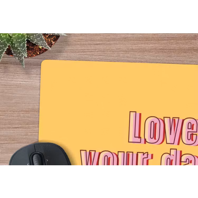 Love yourself - Roze - Geel muismat rubber klein -closeup