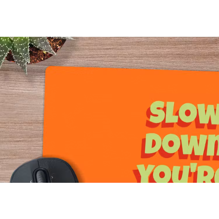 Slow down you're doing fine - Oranje - Simple muismat rubber klein -closeup