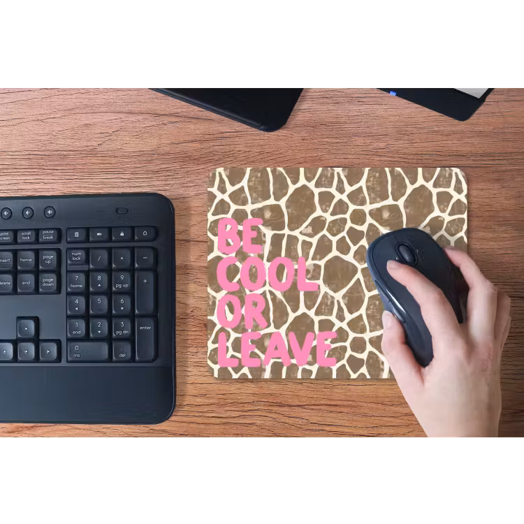 Tekst - Be cool or leave - Roze - Giraffenprint muismat rubber klein -toetsenbord