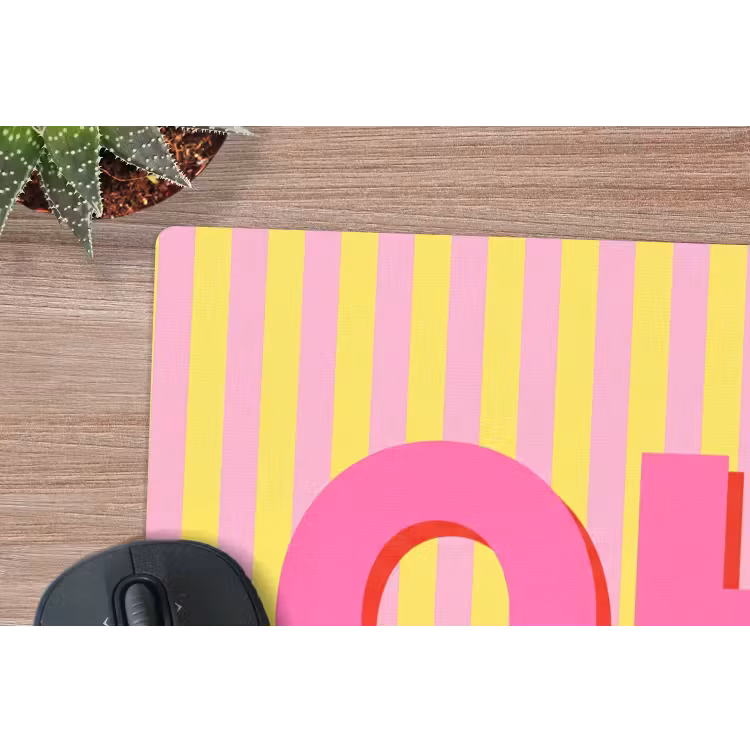 Tekst - Strepen - Roze muismat rubber klein -closeup