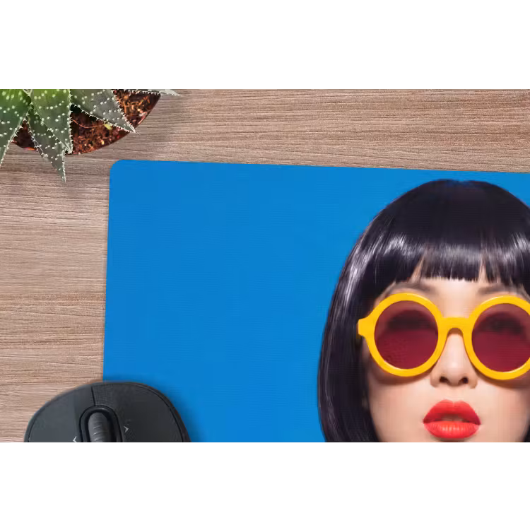 Vrouw - Zonnebril - Pop Art - Portret - Geel muismat rubber klein -closeup