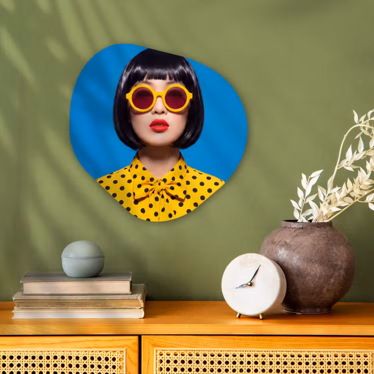 Vrouw - Zonnebril - Pop Art - Portret - Geel Wandcirkel Organisch Forex 3mm klein -sfeer2