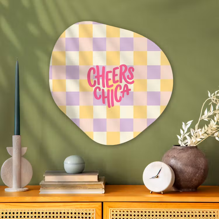 Cheers Chica - Ruitjes - Lila - Geel Wandcirkel Organisch Aluminium middel -sfeer2
