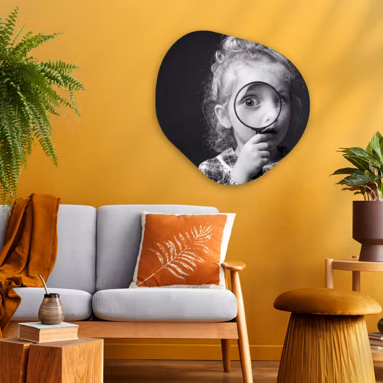Kind - Vergrootglas - Portret - Zwart-wit Wandcirkel Organisch Aluminium middel -sfeer4