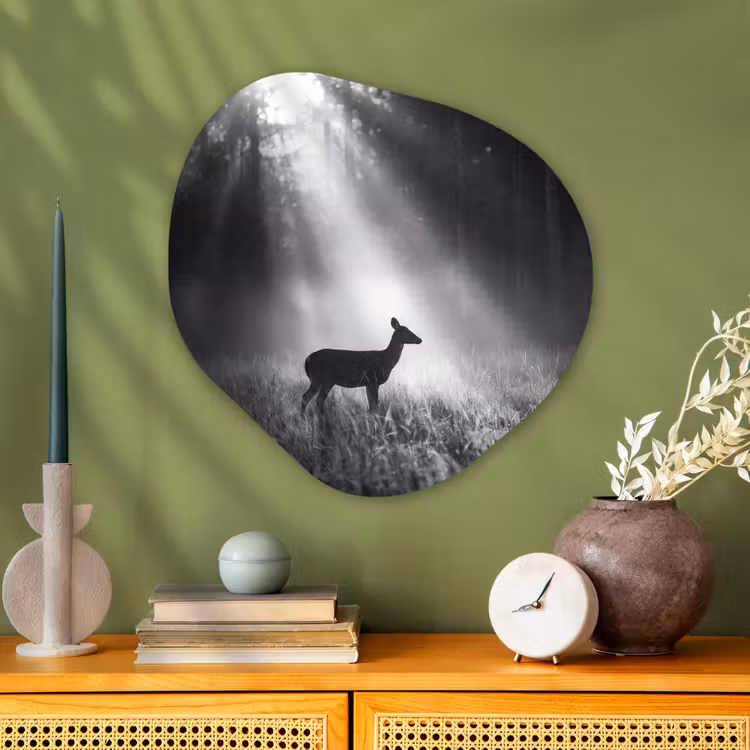 Hert - Bos - Zonnestralen - Zwart-wit - Natuur Wandcirkel Organisch Aluminium middel -sfeer2