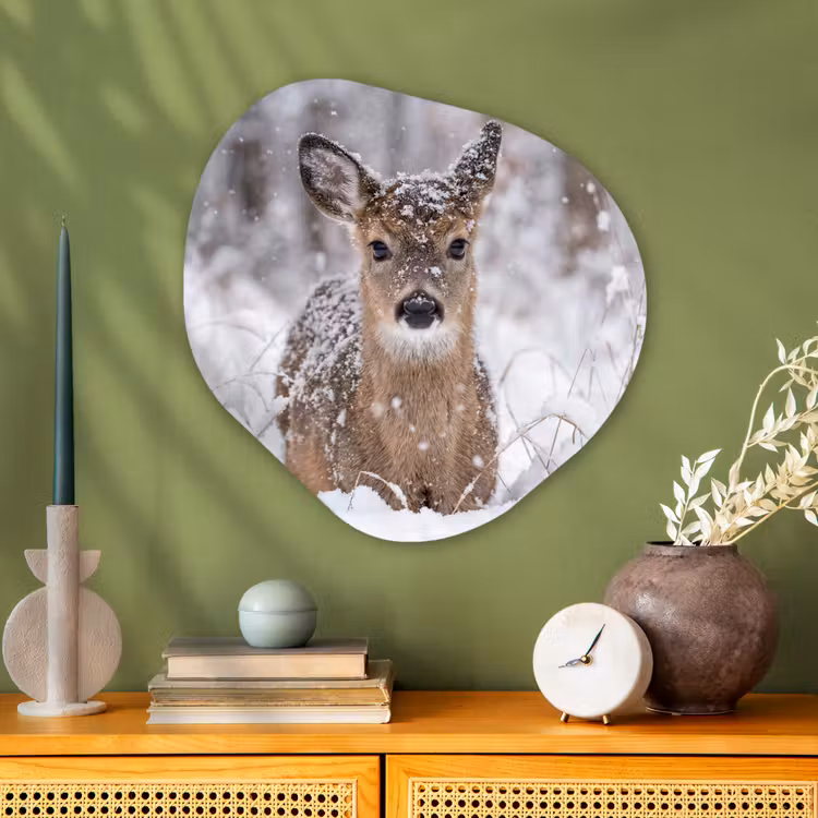 Hert - Sneeuw - Bos - Dieren - Vertederend Wandcirkel Organisch Aluminium middel -sfeer2