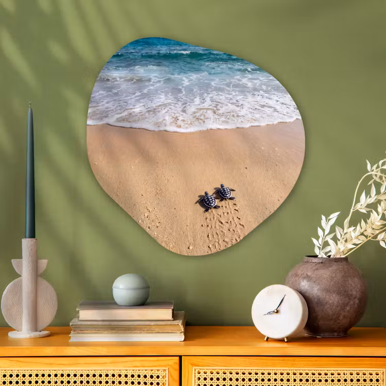 Schildpad - Jong - Strand - Oceaan - Blauw Wandcirkel Organisch Aluminium middel -sfeer2