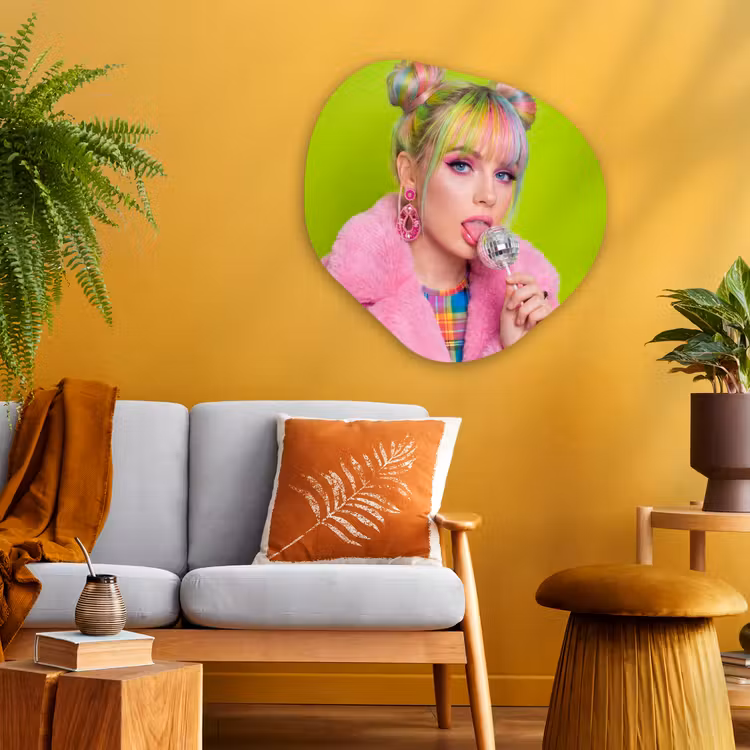 Vrouw - Kleurrijk haar - Pop art - Modern - Levendig Wandcirkel Organisch Aluminium middel -sfeer4