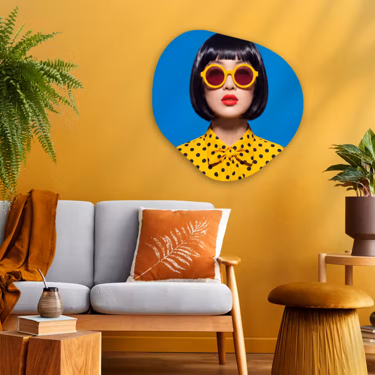 Vrouw - Zonnebril - Pop Art - Portret - Geel Wandcirkel Organisch Aluminium middel -sfeer4