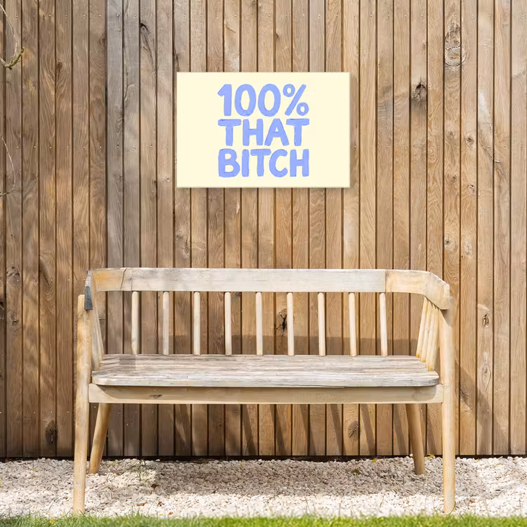 100% that bitch - Blauw - Wit Tuinposter op houten frame 2 cm dik klein -sfeer4
