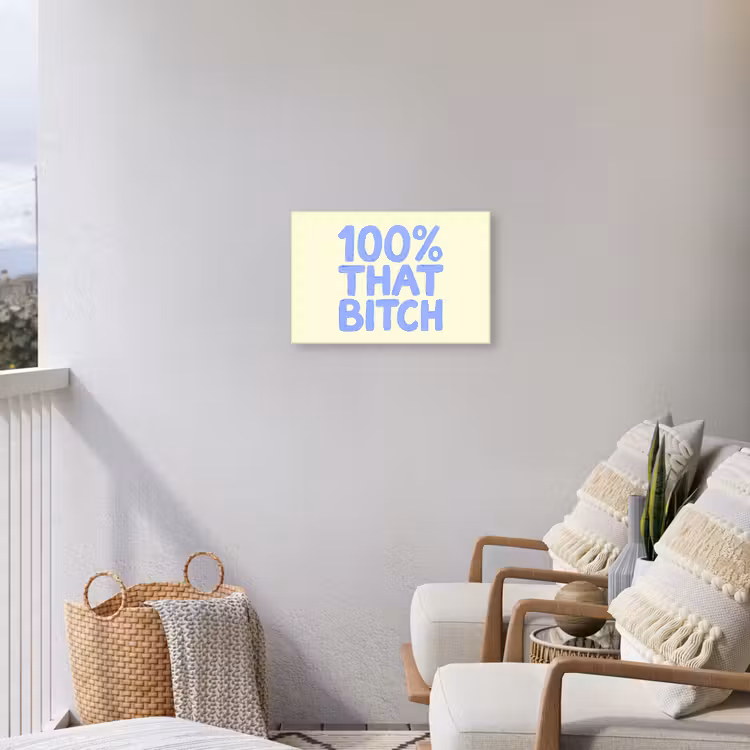 100% that bitch - Blauw - Wit Tuinposter op houten frame 2 cm dik klein -sfeer1