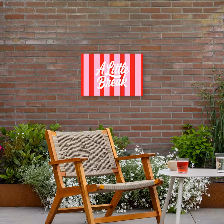 A Little Break - Strepen - Rood - Roze Tuinposter op houten frame 2 cm dik klein -sfeer3