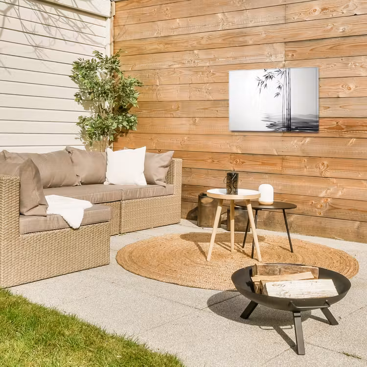 Bamboestammen - Water - Minimalistisch - Wit Tuinposter op houten frame 2 cm dik klein -sfeer2