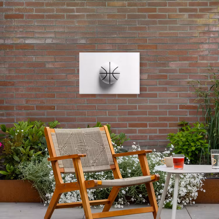 Basketbal - Wit - Schaduw - Lijnen Tuinposter op houten frame 2 cm dik klein -sfeer3