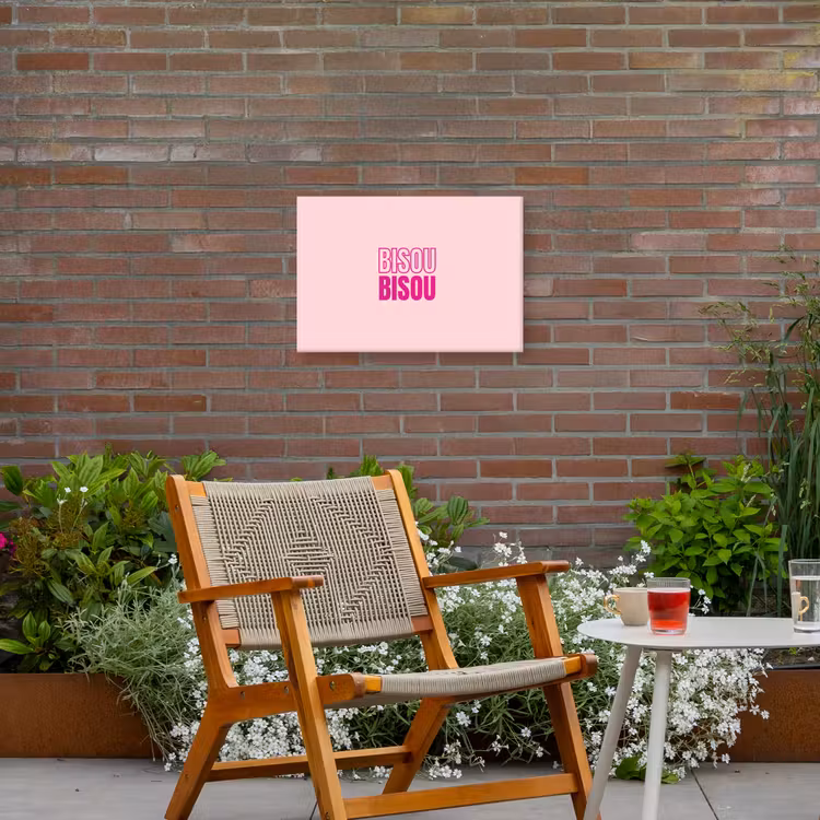 Bisou - Roze - Minimalistisch Tuinposter op houten frame 2 cm dik klein -sfeer3