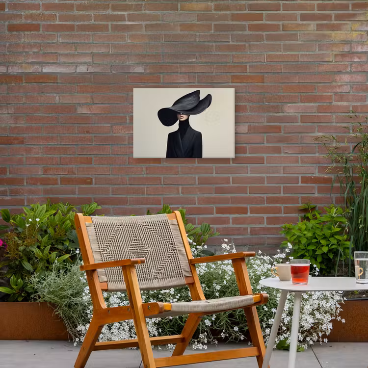 Zwart - Vrouw - Hoed Tuinposter op houten frame 2 cm dik klein -sfeer3
