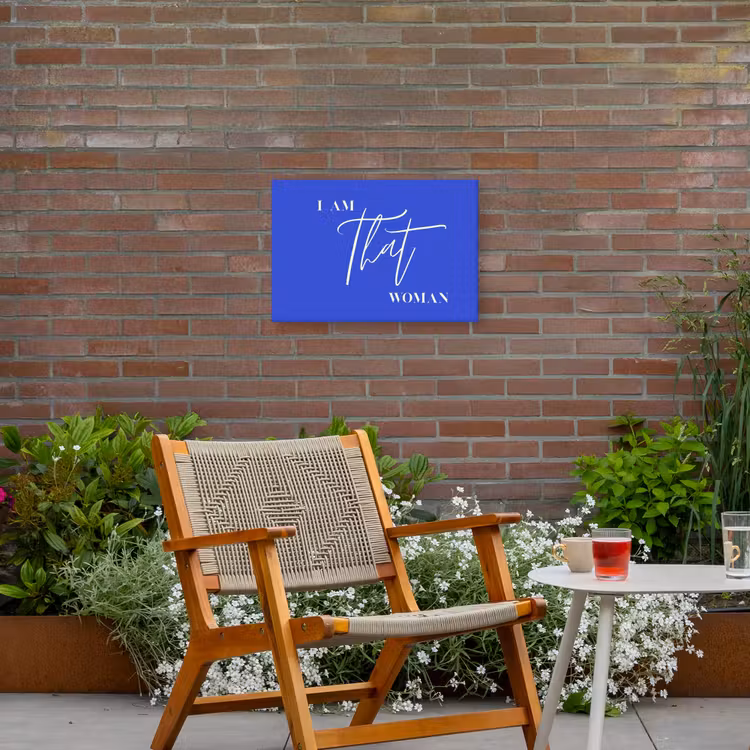 Blauw - I am that woman - Sierlijk - Minimalistisch Tuinposter op houten frame 2 cm dik klein -sfeer3