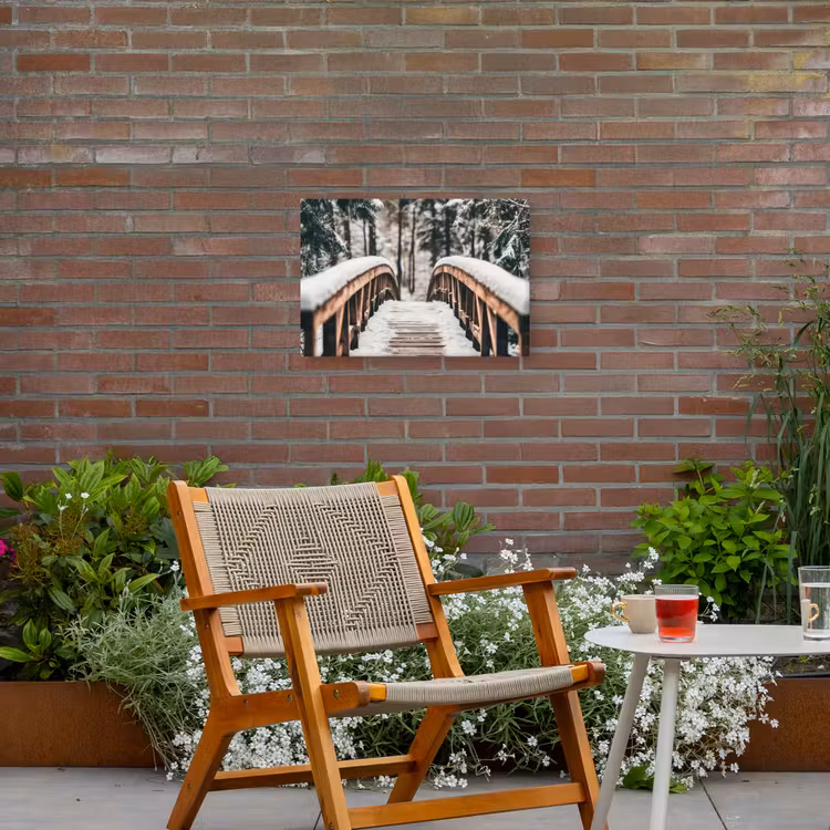 Brug - Winterlandschap - Bos - Natuur - Sneeuw Tuinposter op houten frame 2 cm dik klein -sfeer3