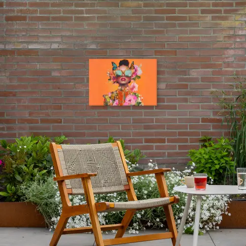 Vlinders - Vrouw - Zonnebril - Kleurrijk Tuinposter op houten frame 2 cm dik klein -sfeer3