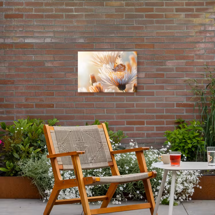 Vlinder - Bloem - Oranje Tuinposter op houten frame 2 cm dik klein -sfeer3