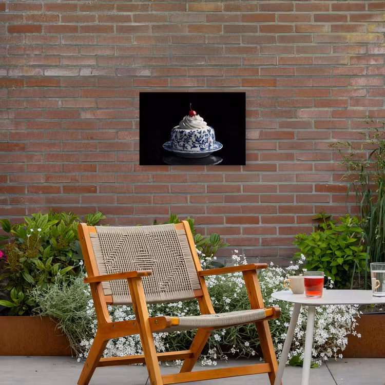 Taart - Slagroom - Kers - Bord - Delfts blauw Tuinposter op houten frame 2 cm dik klein -sfeer3
