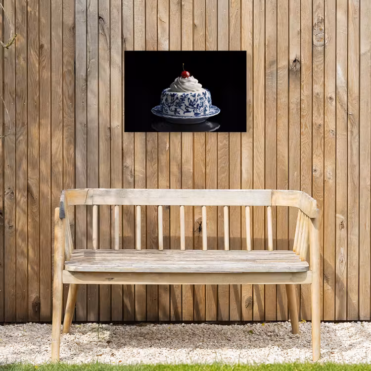 Taart - Slagroom - Kers - Bord - Delfts blauw Tuinposter op houten frame 2 cm dik klein -sfeer4
