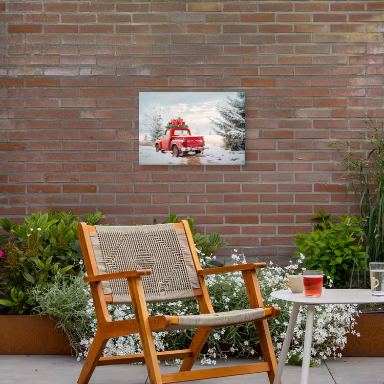 Auto - Rood - Cadeaus - Winter - Sneeuw - Kerst Tuinposter op houten frame 2 cm dik klein -sfeer3