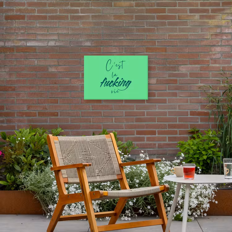 c'est la fucking vie - Groen - Penseelstijl Tuinposter op houten frame 2 cm dik klein -sfeer3