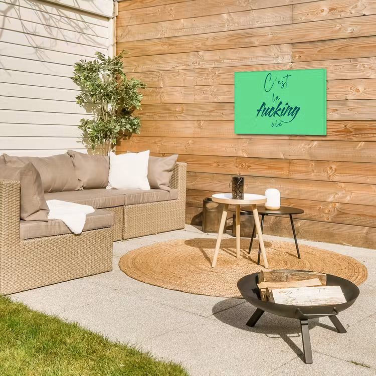 c'est la fucking vie - Groen - Penseelstijl Tuinposter op houten frame 2 cm dik klein -sfeer2