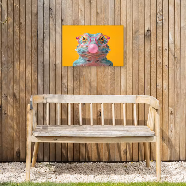 Kameleon - Kauwgom - Kleurrijk Tuinposter op houten frame 2 cm dik klein -sfeer4