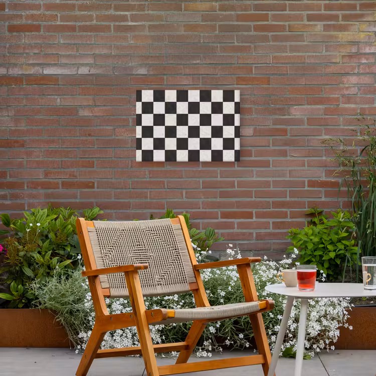 Dambord - Marmer - Zwart - Wit Tuinposter op houten frame 2 cm dik klein 845 -sfeer3