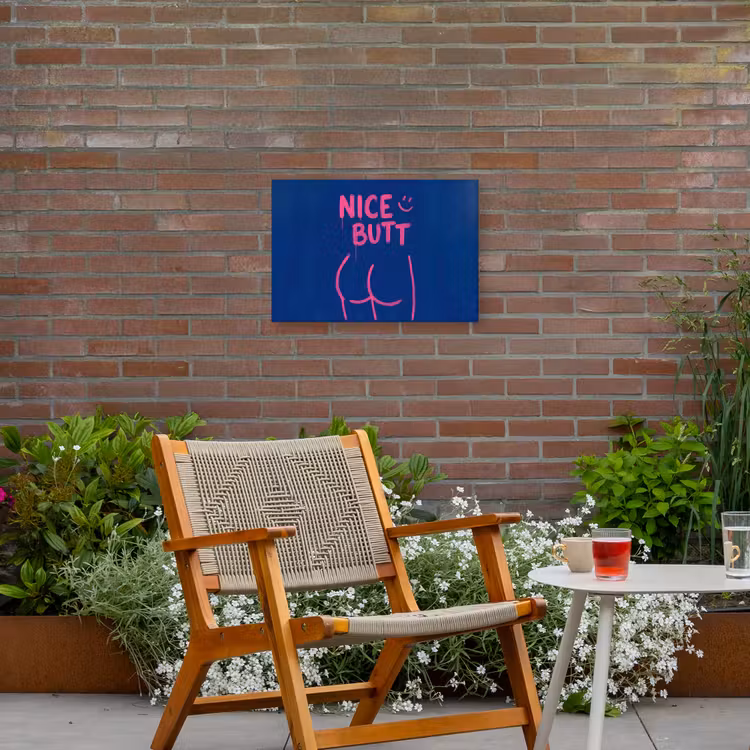 Brutaal - Grappig - Blauw Tuinposter op houten frame 2 cm dik klein -sfeer3