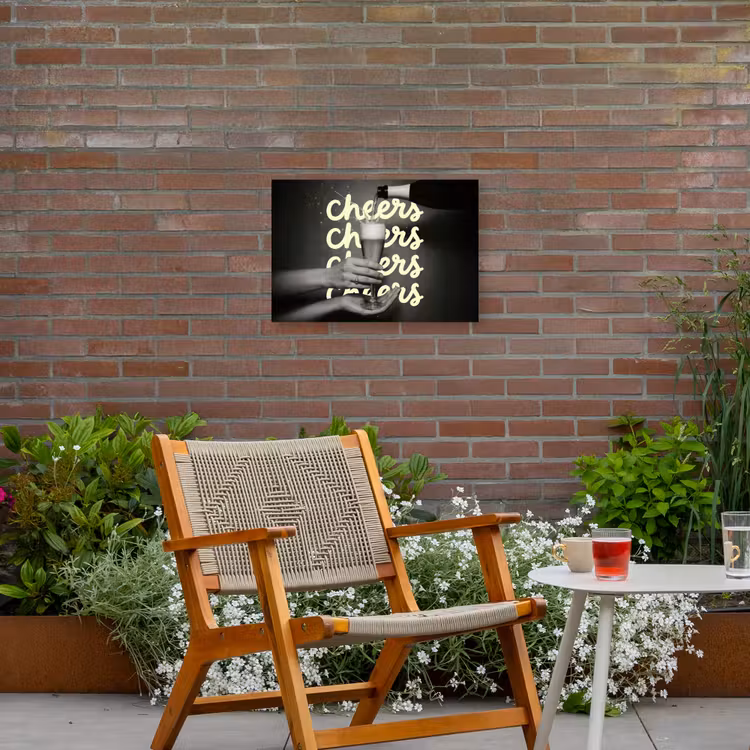 Cheers - Wijn - Zwart - Wit Tuinposter op houten frame 2 cm dik klein -sfeer3