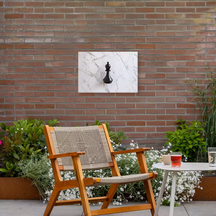Schaakstuk - Loper - Zwart - Marmer Tuinposter op houten frame 2 cm dik klein -sfeer3