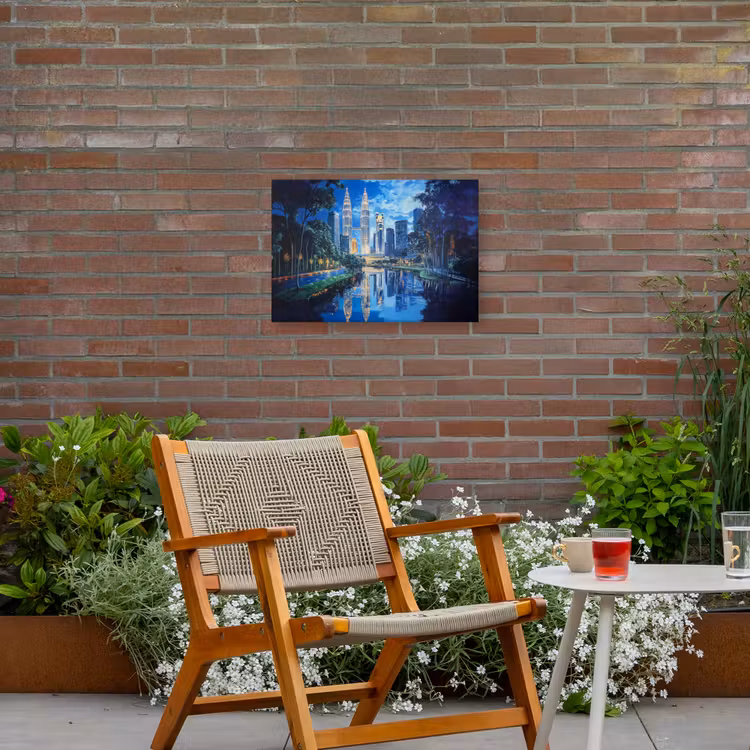 Stad Kuala Lumpur - Skyline - Wolkenkrabbers - Water Tuinposter op houten frame 2 cm dik klein -sfeer3