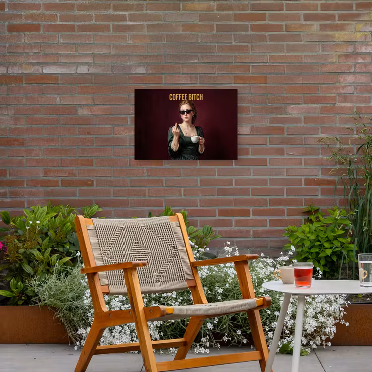 Koffie - Vrouw - Middelvinger Tuinposter op houten frame 2 cm dik klein -sfeer3