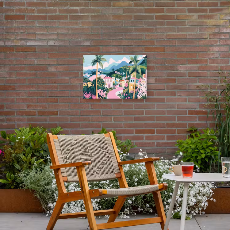 Kleurrijk - Huizen - Heuvels - Roze Tuinposter op houten frame 2 cm dik klein -sfeer3
