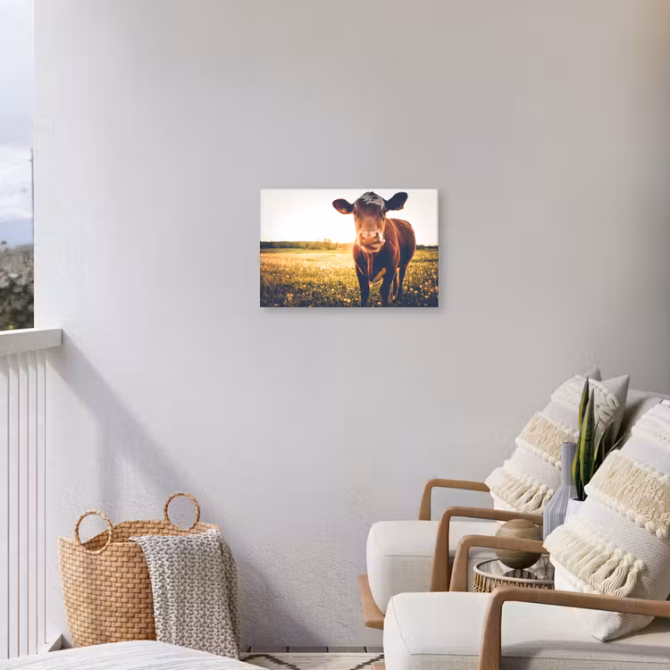 Koe - Zonsondergang - Bloemen - Gras - Dieren Tuinposter op houten frame 2 cm dik klein -sfeer1