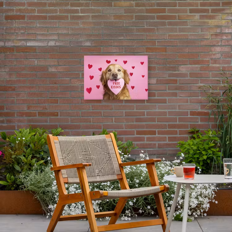 Hond - Kiss- Valentijn - Hartjes Tuinposter op houten frame 2 cm dik klein -sfeer3
