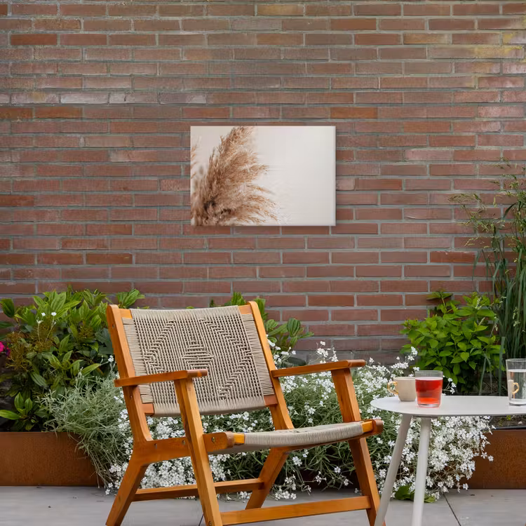 Gedroogd pampasgras tegen een neutrale achtergrond Tuinposter op houten frame 2 cm dik klein -sfeer3